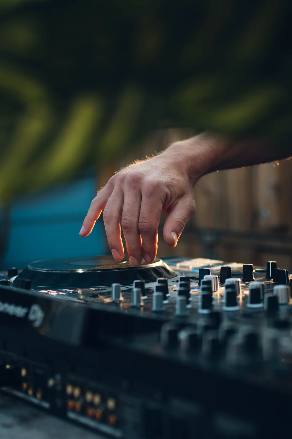 Hände am DJ-Pult