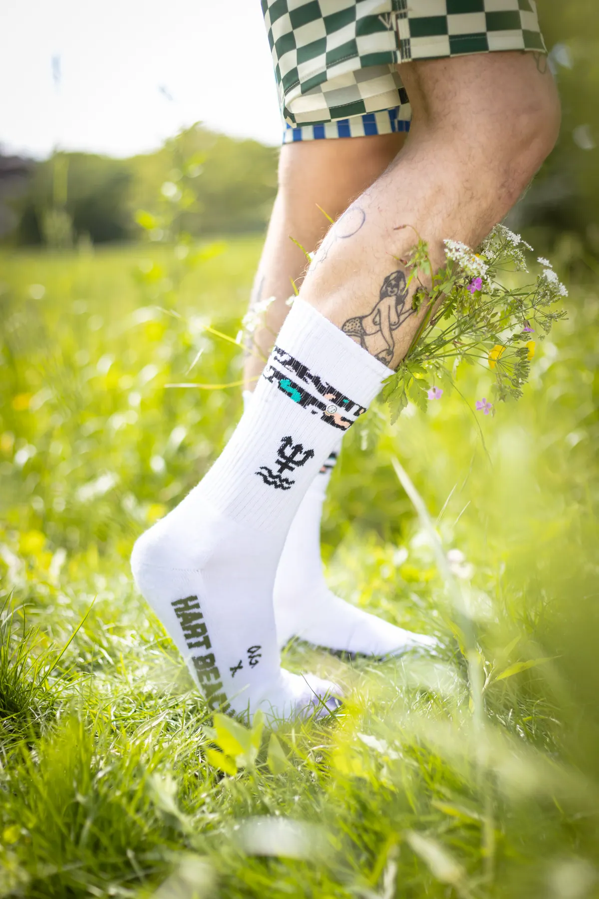 Socken der Marke Hart Beach im hohen Gras