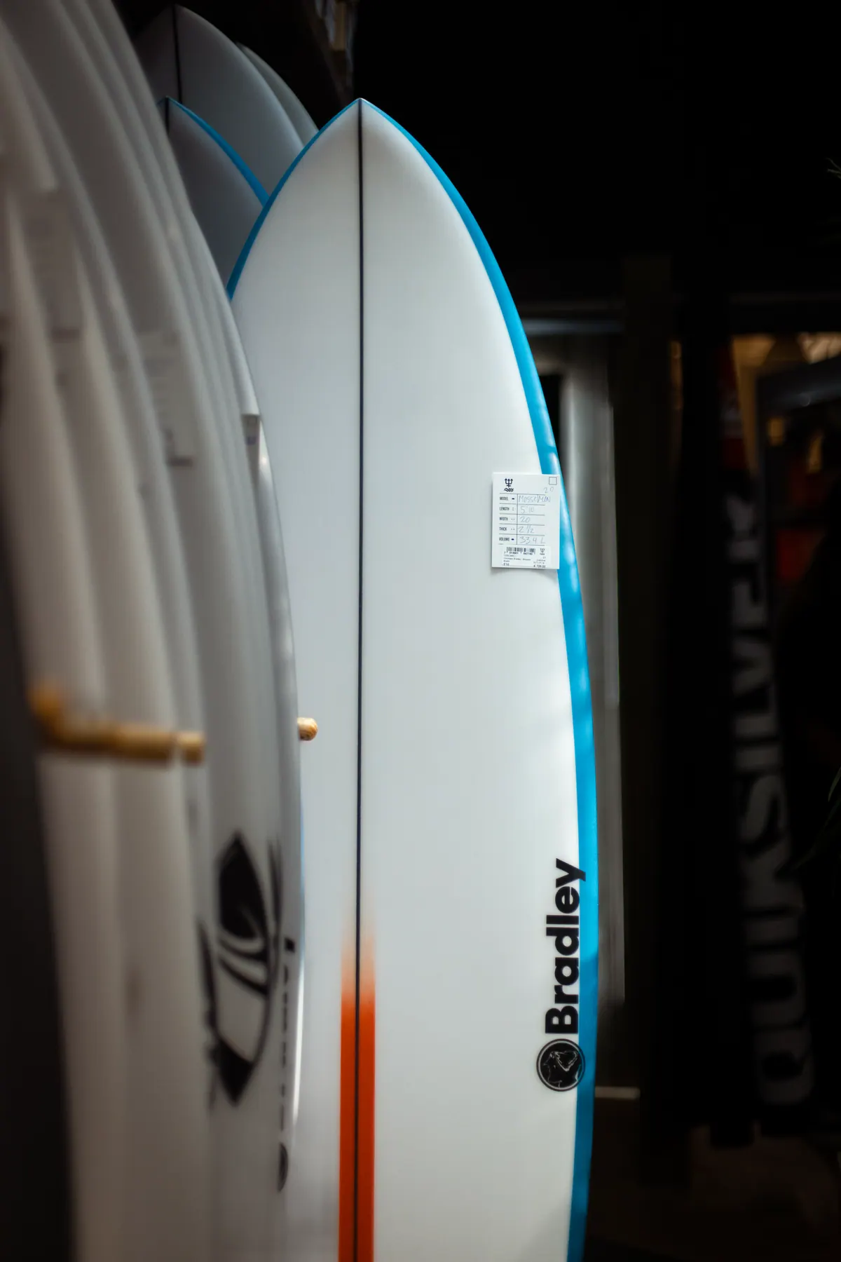 Surfboards nebeneinander im Verleih