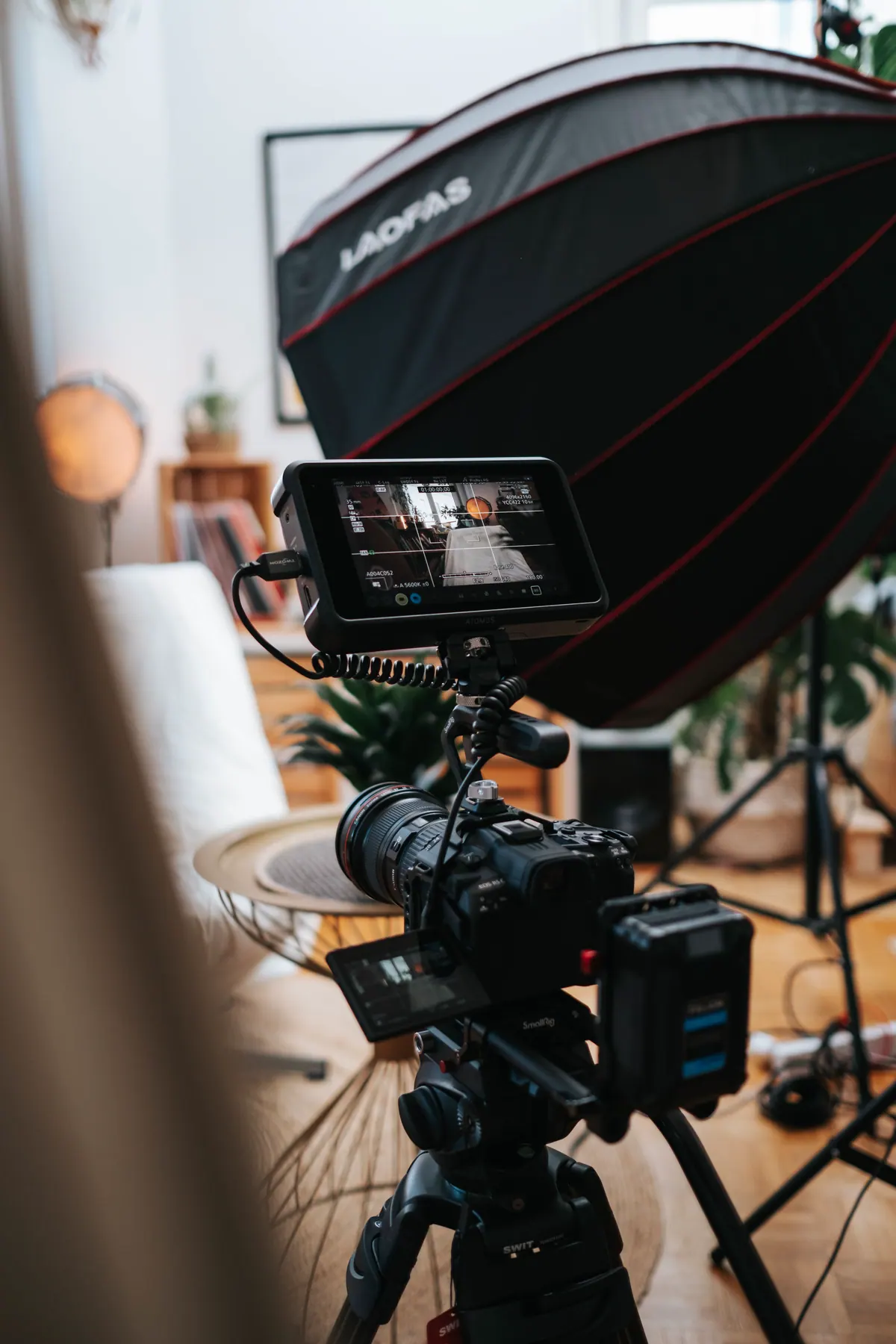 Kamera auf dem Stativ vor einer Softbox im Studio