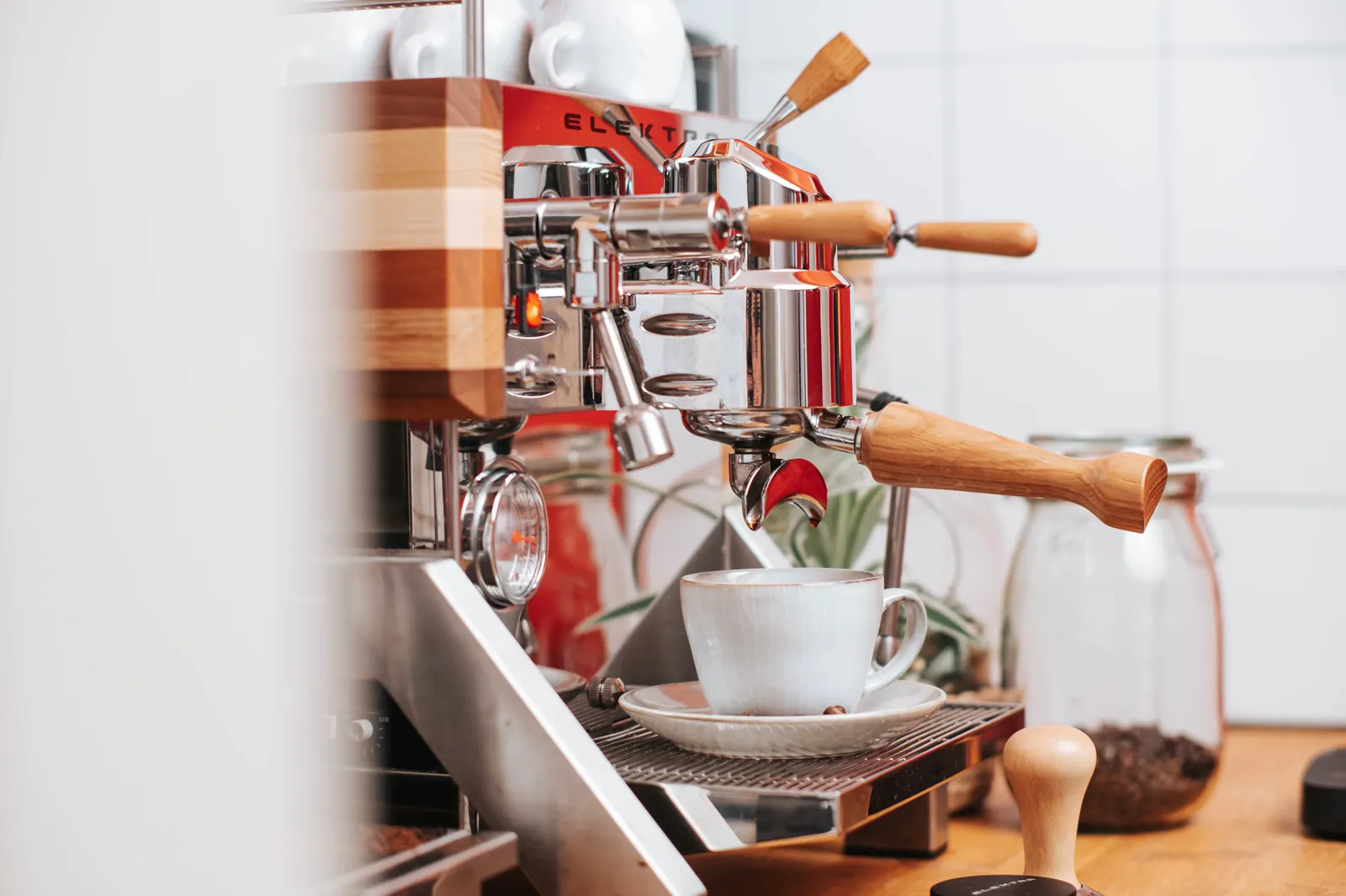 Siebträgermaschine mit Tasse und Karaffe